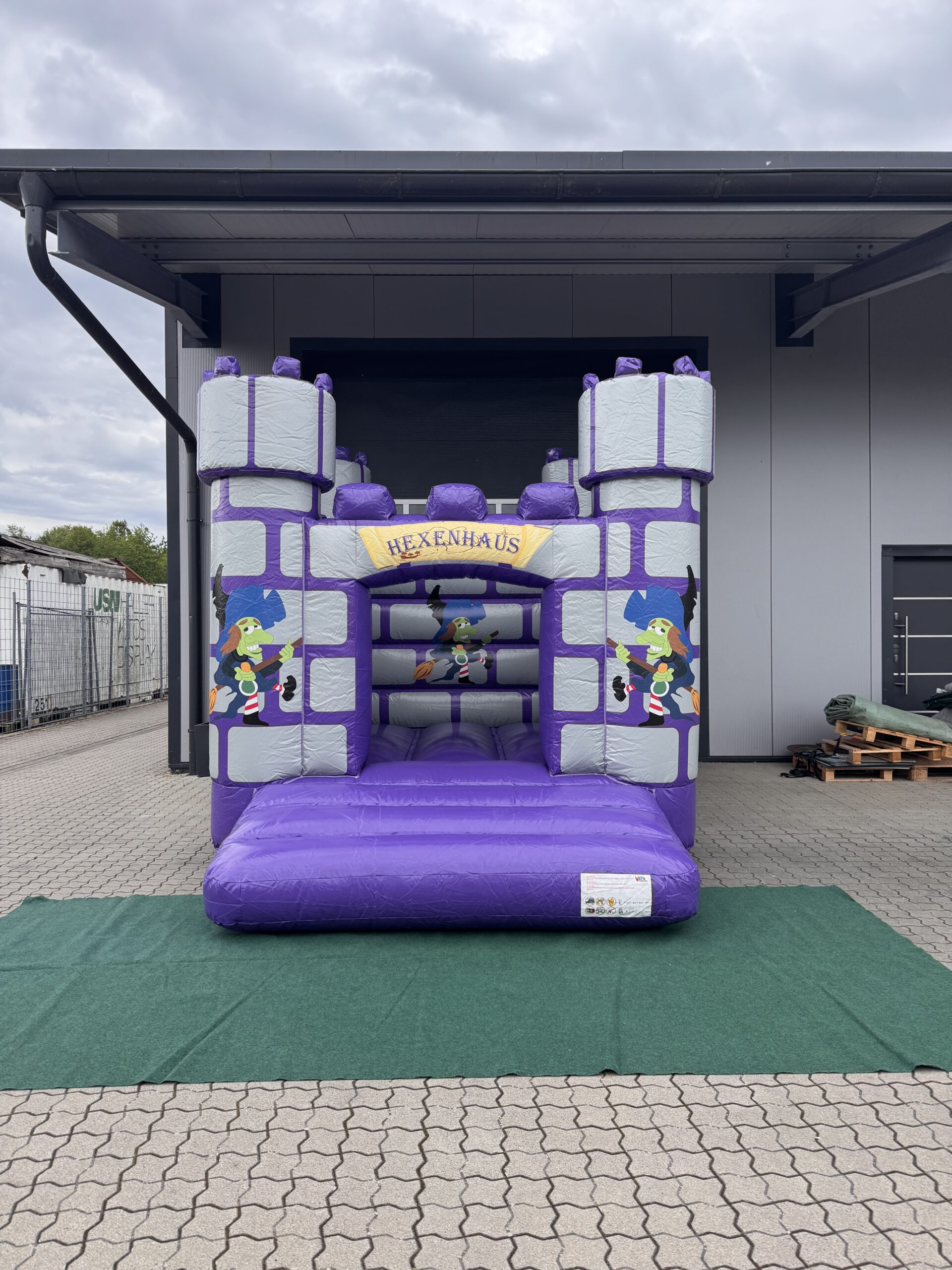 Hüpfburg Hexenhaus mit Türmen und Hexenmotiv für Kindergeburtstage und Events