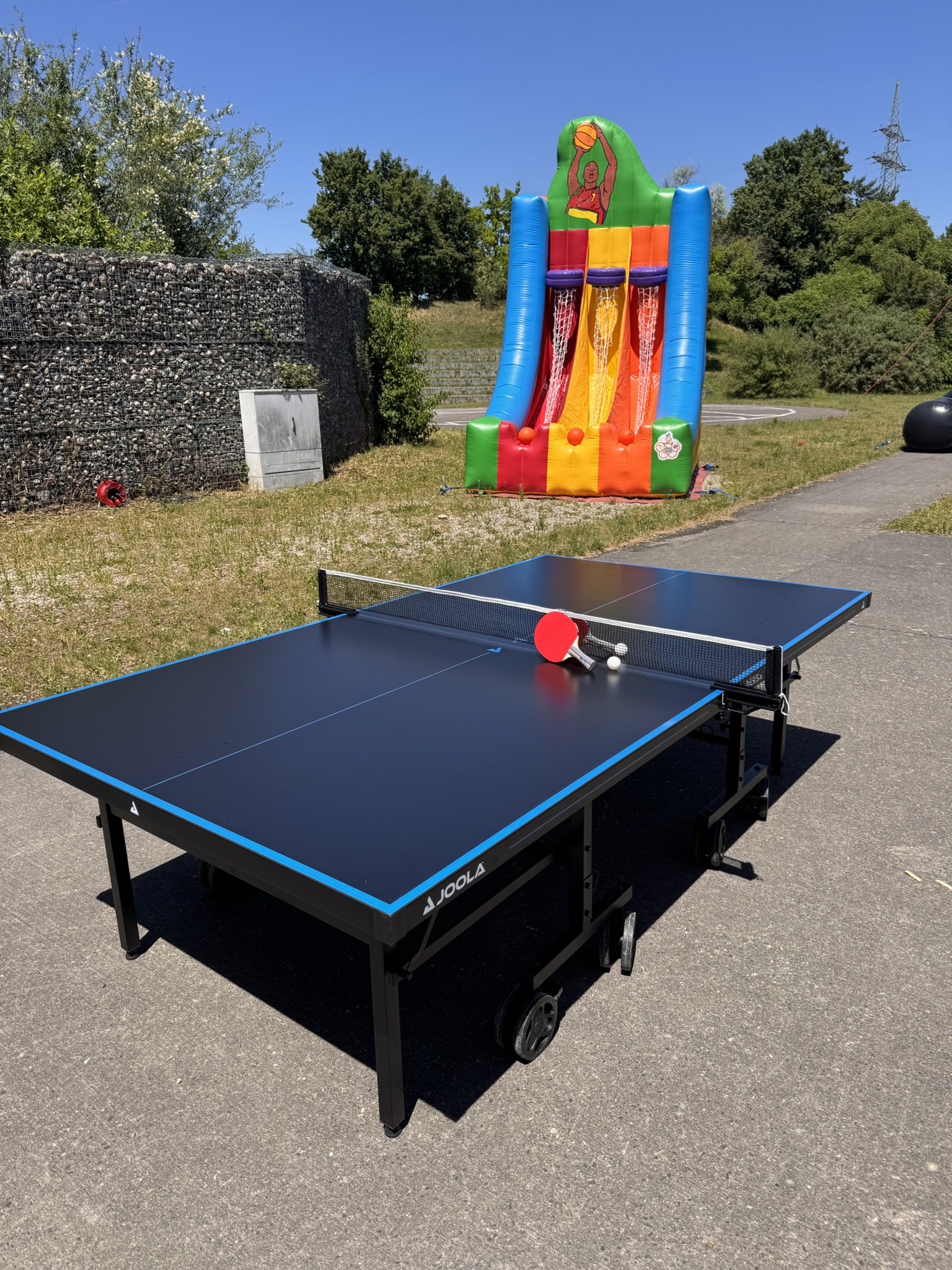Professionelle Tischtennisplatte mit Netz, Schläger und Ball für Eventvermietung
